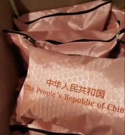 留学生发健康包引外国人围观 祖国永远是最坚实的后盾 留学生发健康包引外国人围观 祖国永远是最坚实的后盾