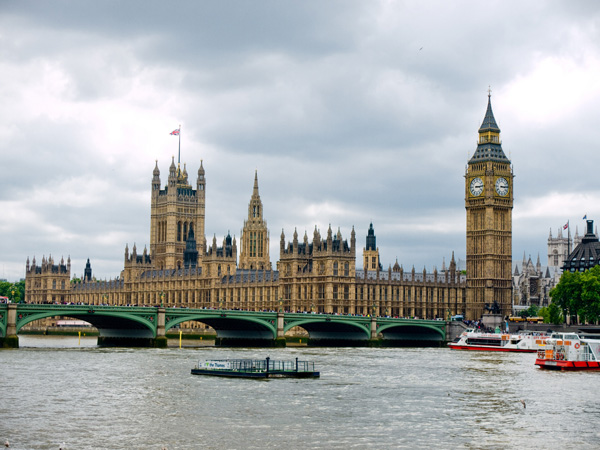 选校指南针丨学生满意度全英第7，《卫报》英国大学排名第24...