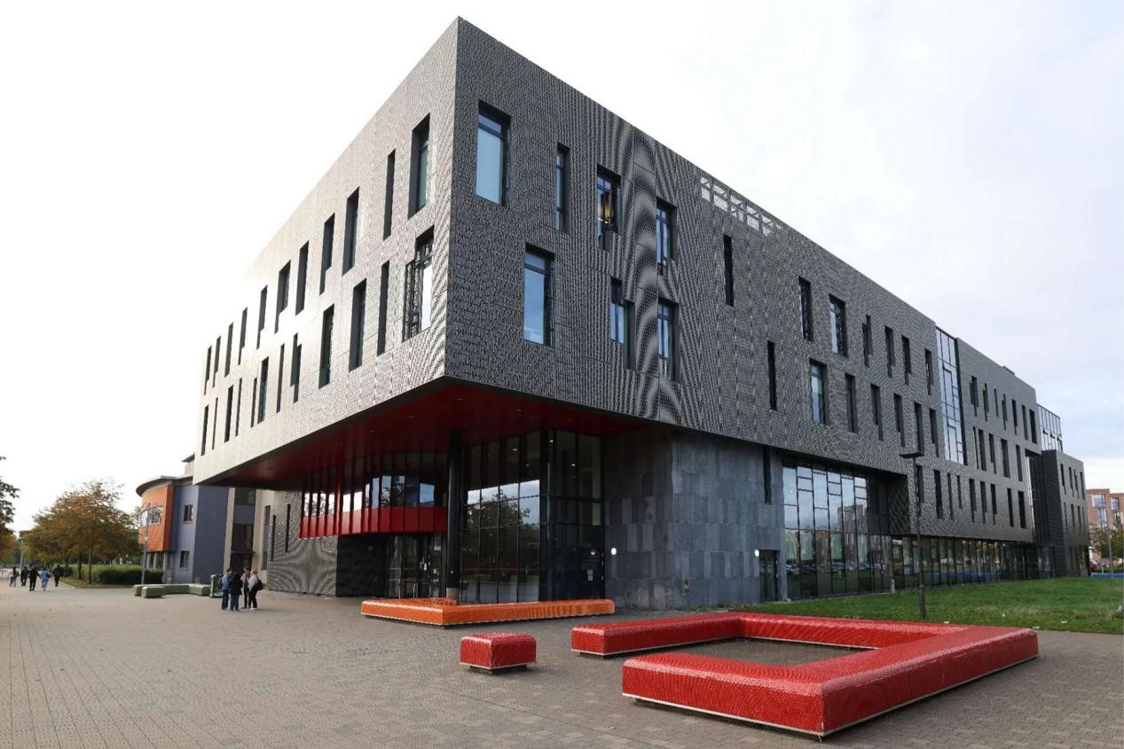 名校探访丨古典与现代的完美结合，走进“最美小镇”大学梅努斯