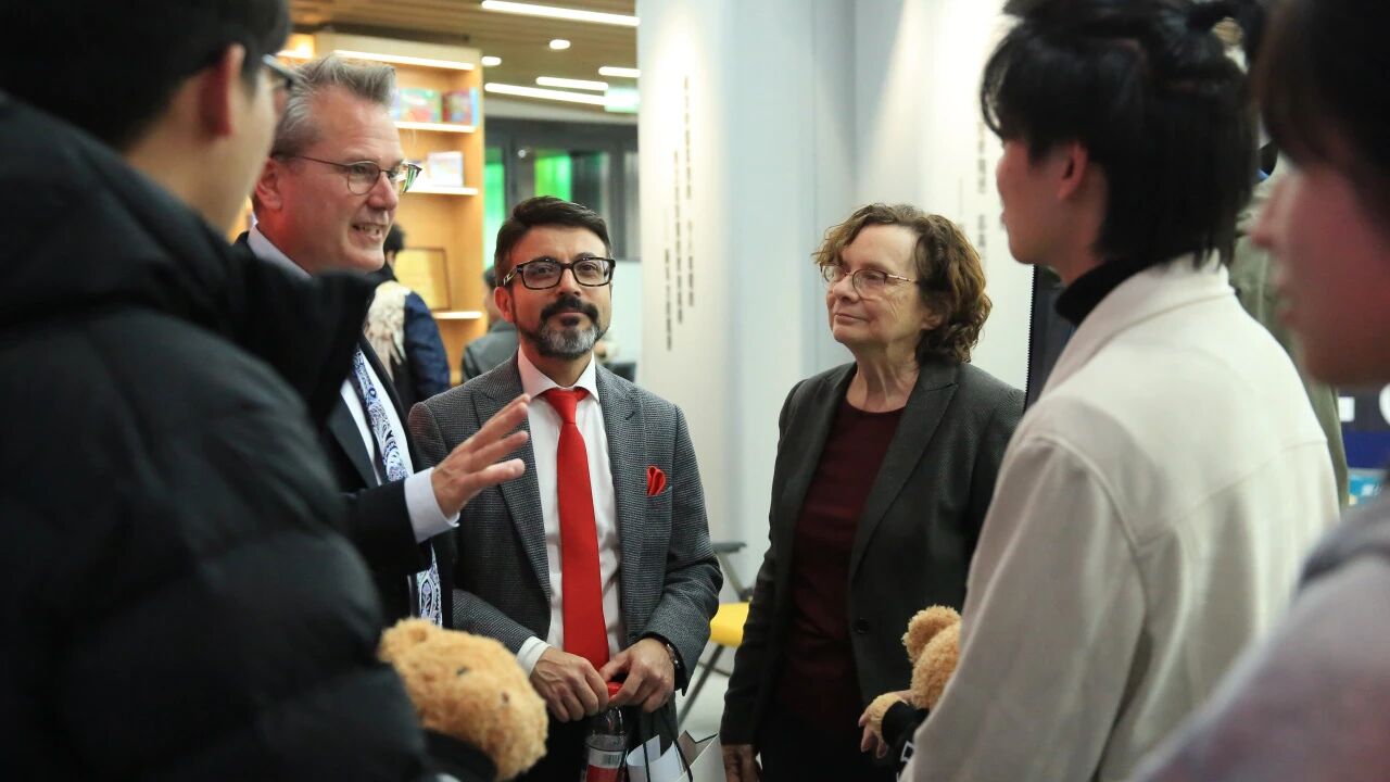 新东方×澳大利亚沃隆港大学，预科项目剪彩仪式在京隆重举行