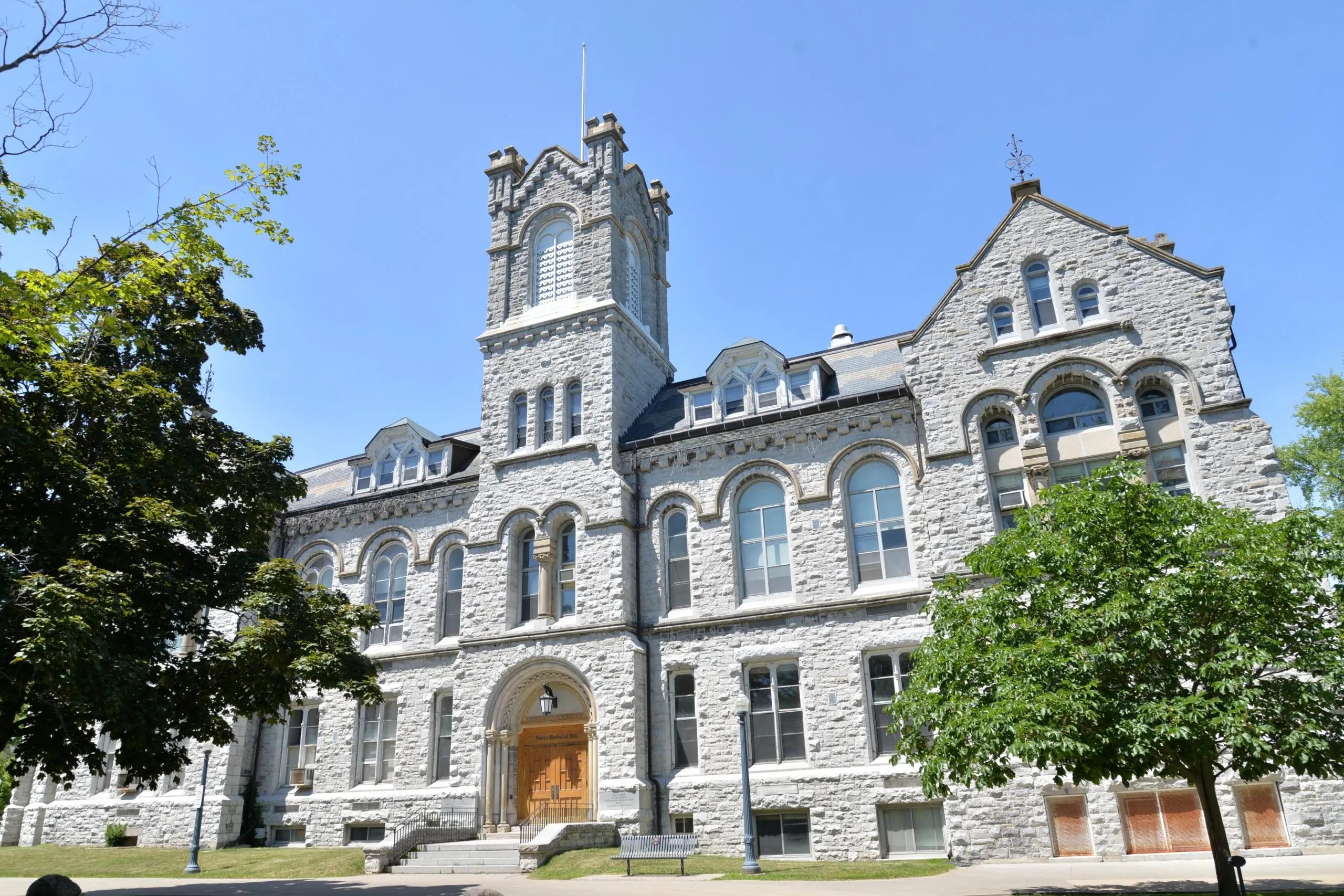 解密加拿大女王大学：“贵族”标签下的公立实力与留学价值 